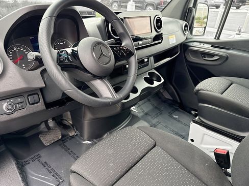 Used 2025 Mercedes-Benz Sprinter 2500 image 9