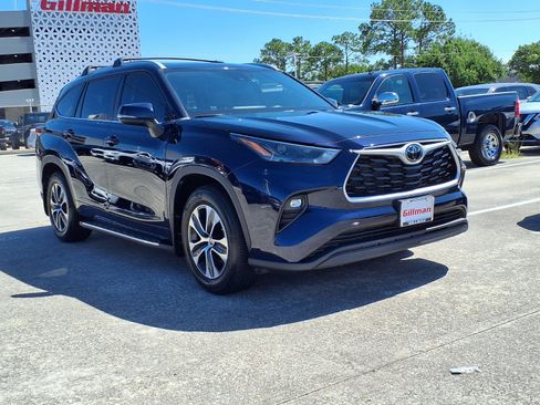 Used 2023 Toyota Highlander XLE FWD image 2