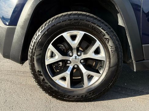 Used 2016 Jeep Cherokee Trailhawk AWD/4WD image 12