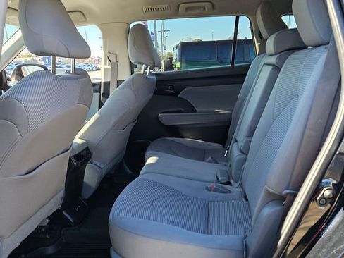 Used 2024 Toyota Highlander LE image 12