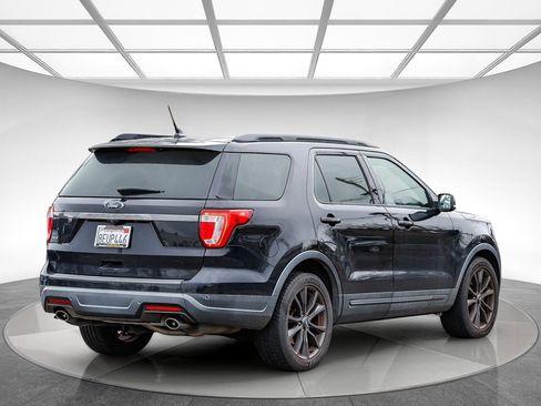 Used 2018 Ford Explorer XLT image 3
