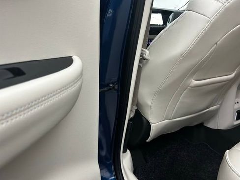 Used 2022 Buick Envision Avenir w/ Technology Package II image 36