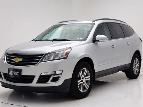 Used 2017 Chevrolet Traverse LT image 2