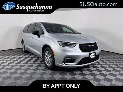 New 2026 Chrysler Pacifica Select