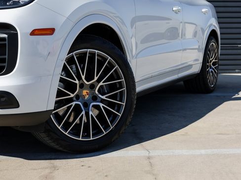 Certified 2022 Porsche Cayenne image 12