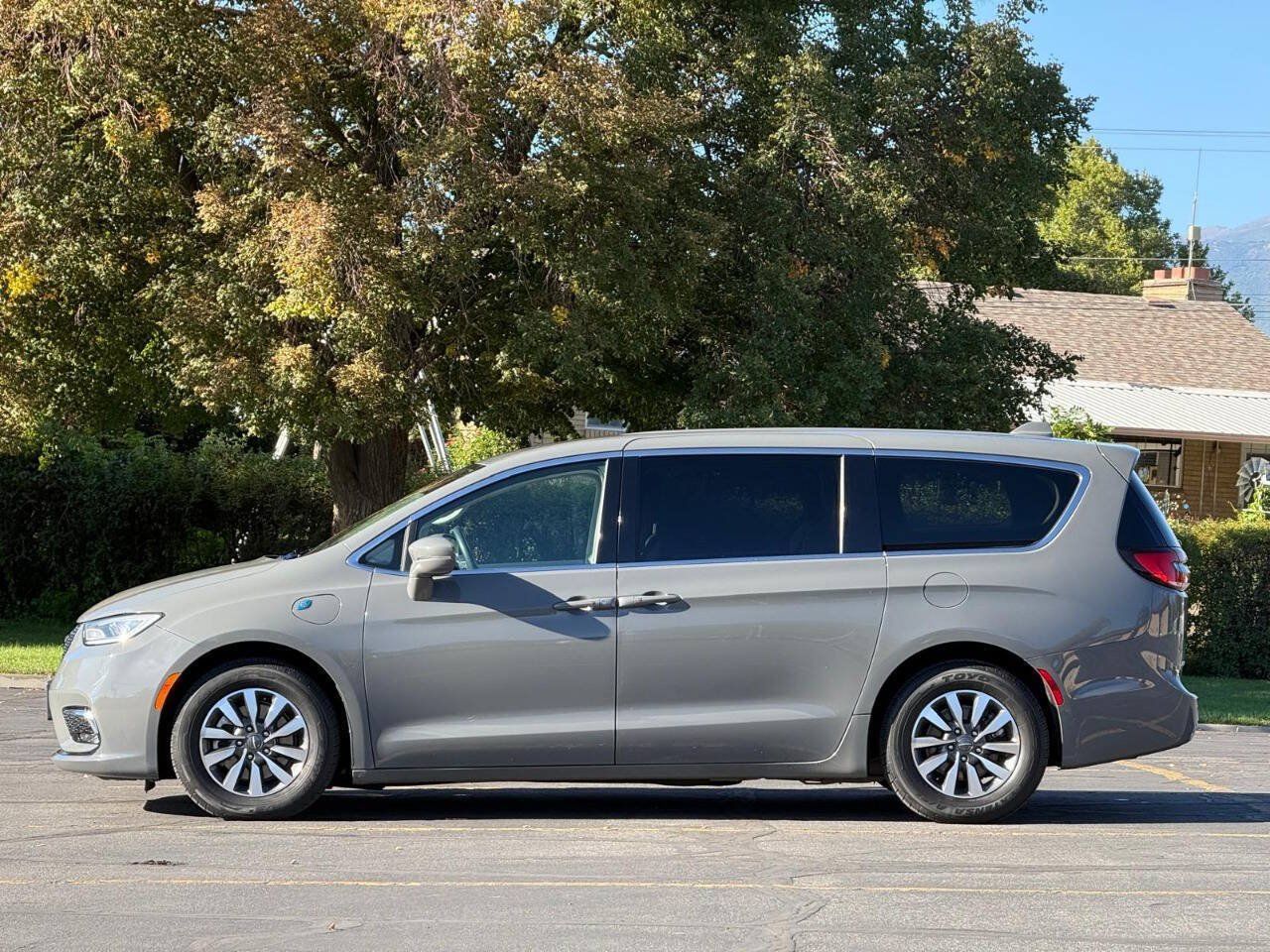 Used 2022 Chrysler Pacifica Touring-L FWD image 2