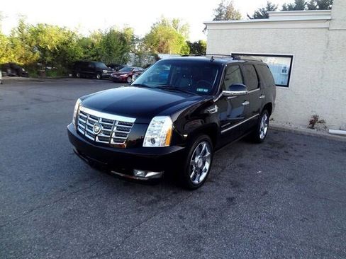 Used 2011 Cadillac Escalade Premium image 3