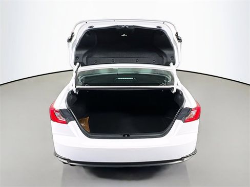 Used 2025 Toyota Camry SE image 28