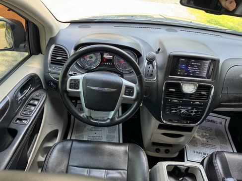 Used 2013 Chrysler Town & Country Touring image 42