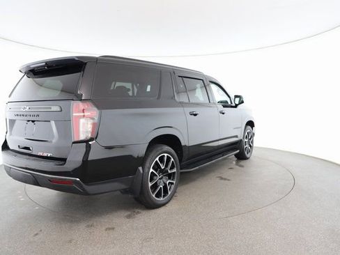 Used 2022 Chevrolet Suburban RST w/ Luxury Package image 17
