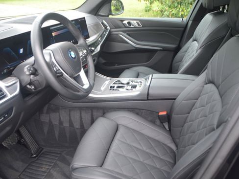 Used 2025 BMW X5 xDrive50e image 3