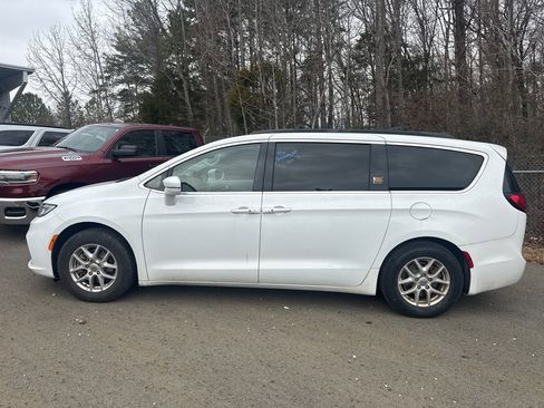Used 2022 Chrysler Pacifica Touring-L image 7