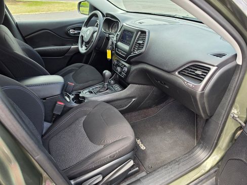 Used 2019 Jeep Cherokee Latitude w/ Popular Appearance Group AWD/4WD image 24
