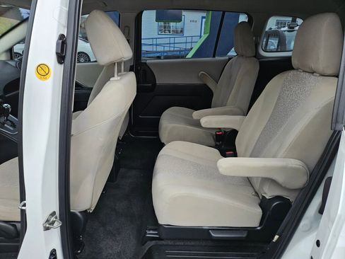 Used 2012 MAZDA MAZDA5 Touring w/ Moonroof & Audio Pkg image 12