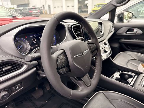 Used 2025 Chrysler Pacifica Limited FWD image 19