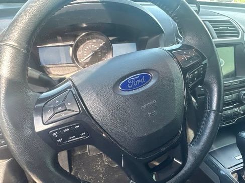 Used 2017 Ford Explorer XLT w/ Equipment Group 202A AWD/4WD image 7