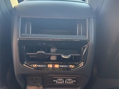 New 2025 Jeep Grand Cherokee Altitude image 28