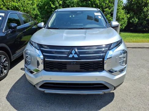 Used 2025 Mitsubishi Outlander SE AWD/4WD image 2