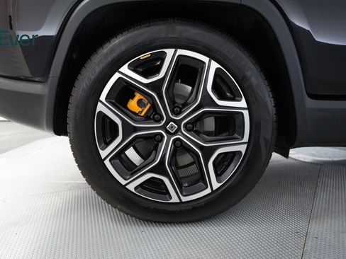 Used 2024 Rivian R1S Adventure image 19