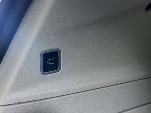 Used 2024 Chrysler Pacifica Touring-L image 30