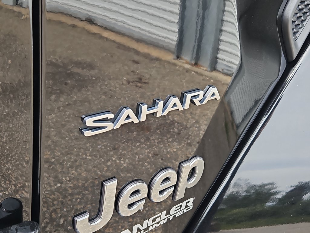 Used 2018 Jeep Wrangler Unlimited Sahara w/ Dual Top Group AWD/4WD image 13