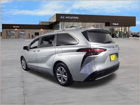 Used 2024 Toyota Sienna Platinum image 3