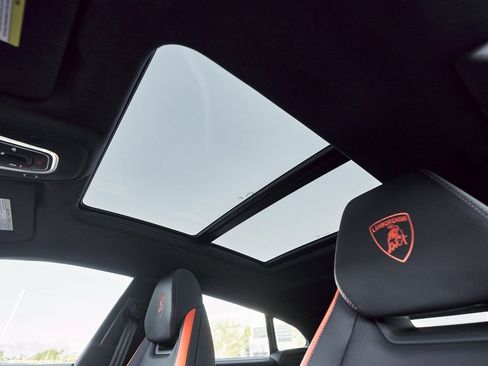 Used 2025 Lamborghini Urus SE image 48