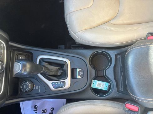 Used 2018 Jeep Cherokee Limited image 24