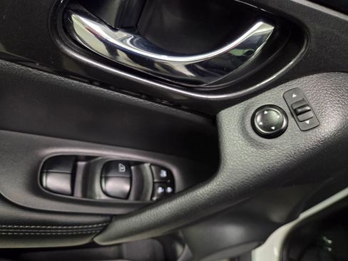 Used 2017 Nissan Rogue SV image 16