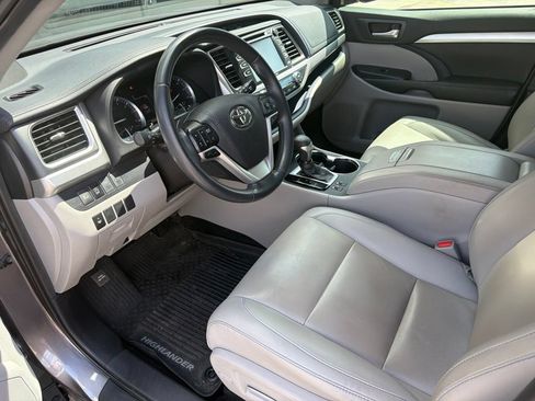 Used 2019 Toyota Highlander XLE AWD/4WD image 3