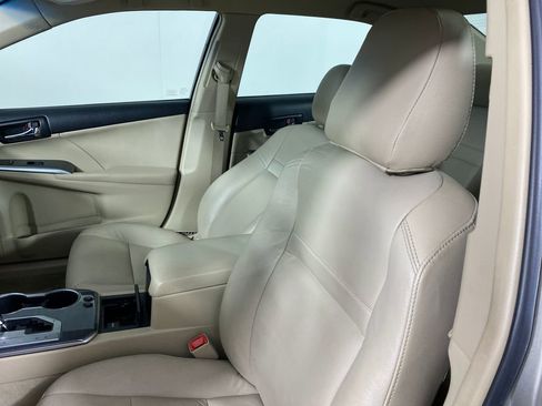 Used 2014 Toyota Camry XLE image 9