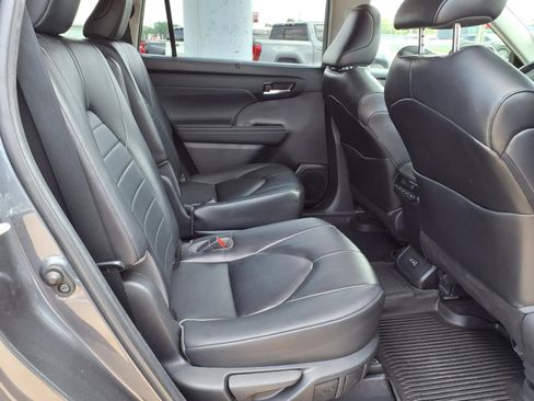 Used 2023 Toyota Highlander XLE FWD image 20