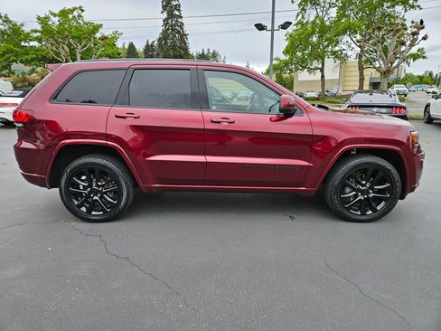 Used 2020 Jeep Grand Cherokee Altitude AWD/4WD image 4