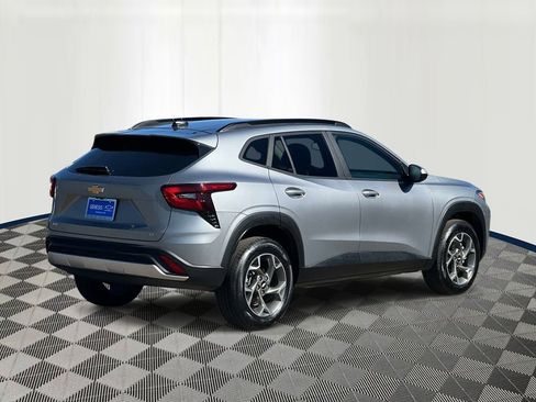 Used 2025 Chevrolet Trax LT w/ LT Convenience Package FWD image 5