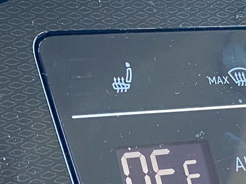 Used 2025 Volkswagen Taos SE image 17