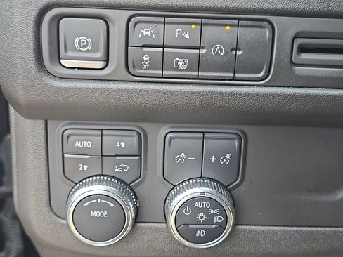 Certified 2024 GMC Yukon SLT w/ SLT Luxury Package AWD/4WD image 29