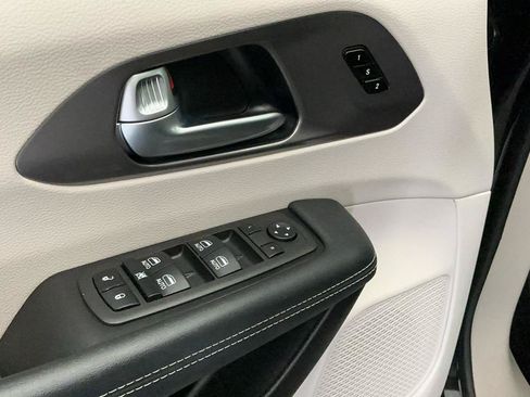 Used 2023 Chrysler Pacifica Touring-L w/ Uconnect Theater Family Group AWD/4WD image 19