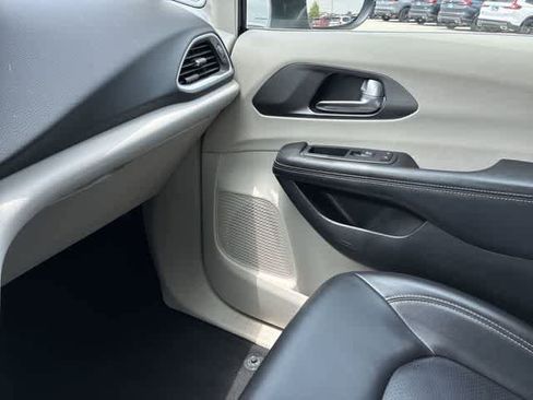 Used 2023 Chrysler Pacifica Touring-L FWD image 35