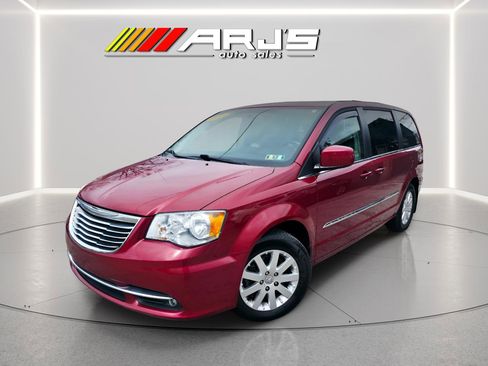 Used 2015 Chrysler Town & Country Touring image 1