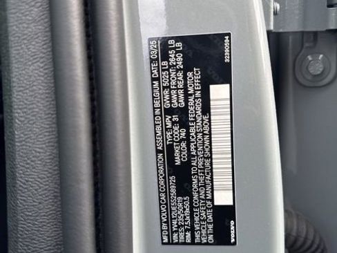 Certified 2025 Volvo XC40 B5 Plus AWD/4WD image 28