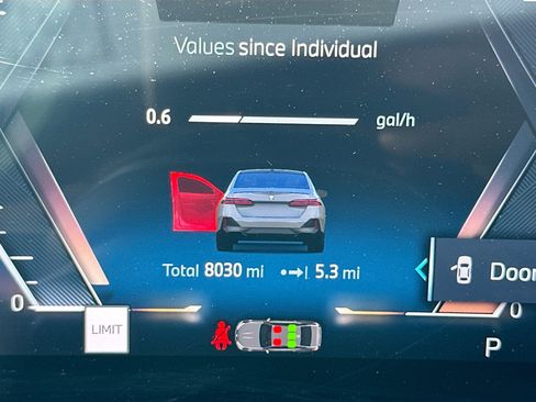 Used 2025 BMW 530i w/ M Sport Package RWD image 11