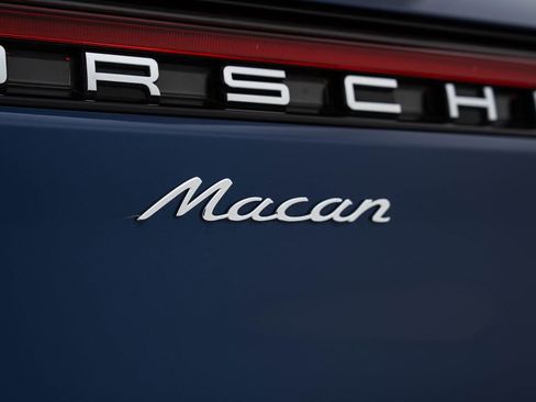 Used 2024 Porsche Macan w/ Premium Plus Package image 22