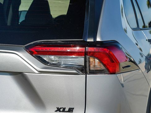 Used 2022 Toyota RAV4 XLE Premium image 8