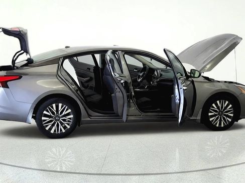 Used 2024 Nissan Altima 2.5 SV FWD image 12