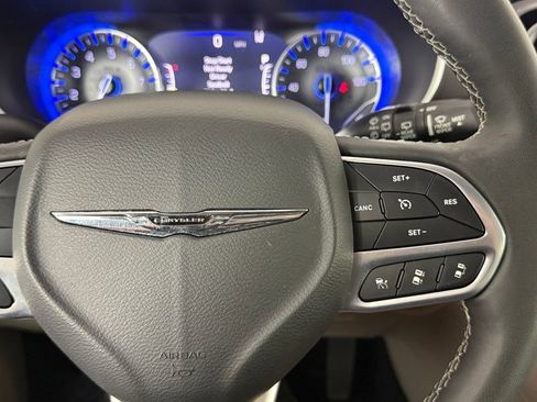 Used 2023 Chrysler Pacifica Touring-L FWD image 10