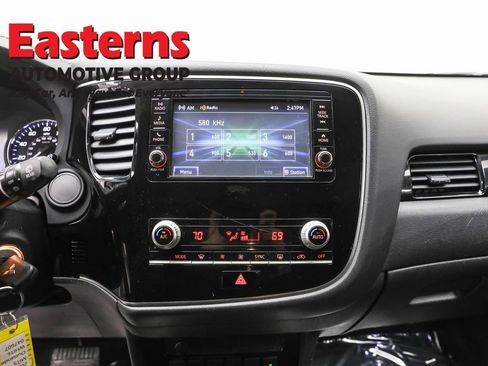 Used 2020 Mitsubishi Outlander ES image 12