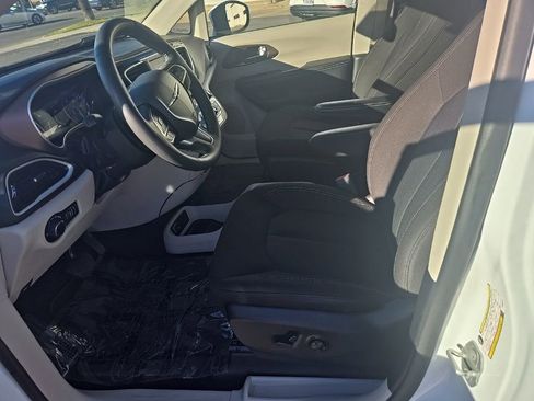 Used 2023 Chrysler Voyager LX image 12