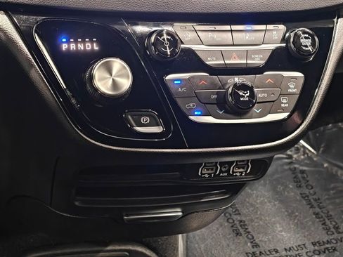 Used 2025 Chrysler Pacifica Select image 8