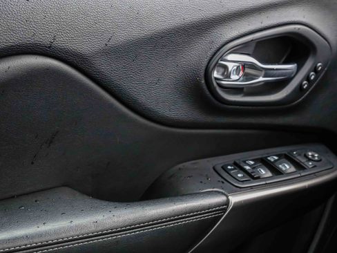 Used 2019 Jeep Cherokee Limited AWD/4WD image 16