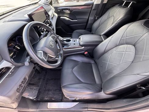 Used 2023 Toyota Highlander Platinum image 18